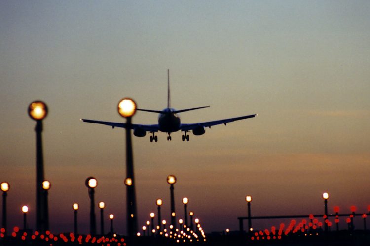 Aterrizaje avión aeropuerto Bruselas