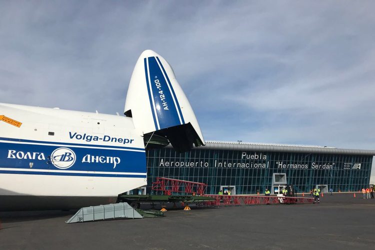 Aeropuerto de Puebla avión de carga