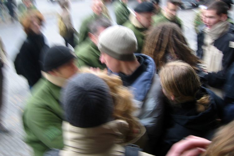 policía y manifestantes