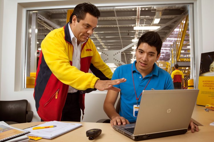 DHL Express México almacén trabajadores