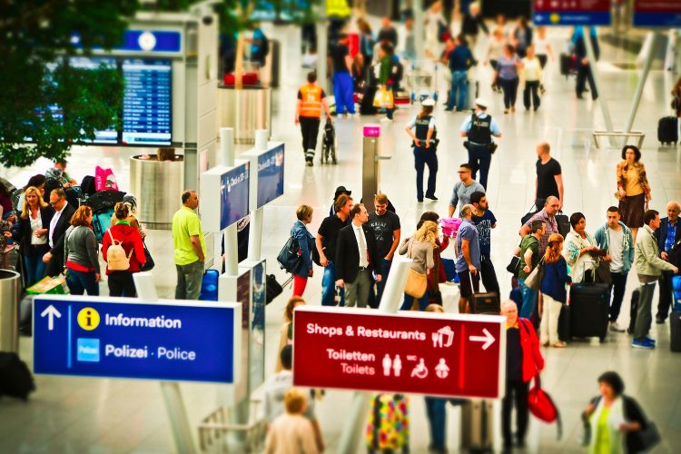 terminal aeropuerto personas