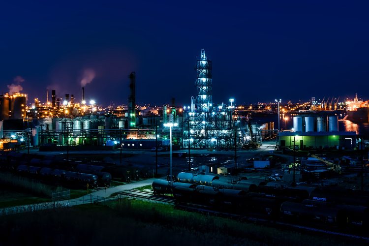 planta petróleo noche