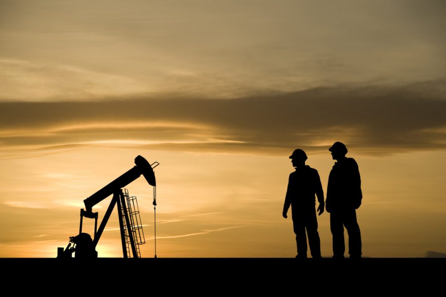 trabajadores en una refinería