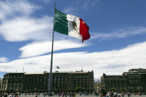 bandera de México en el Zócalo