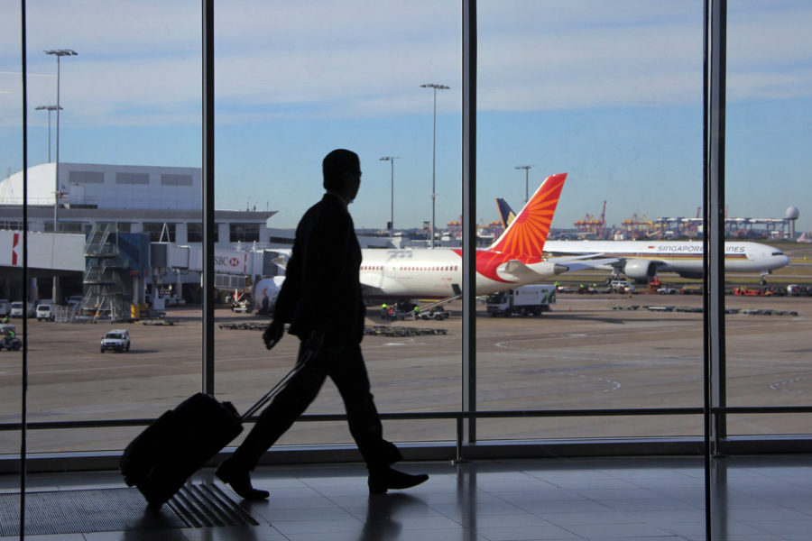 persona en una terminal del aeropuerto