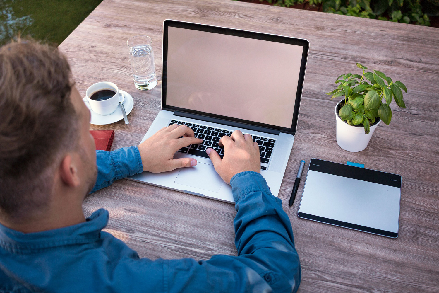 ciberseguridad y teletrabajo trabajador practicando trabajo remoto con un ordenador portátil