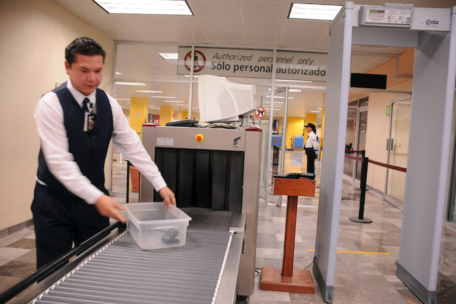 seguridad aeroportuaria control de pasajeros en el aeropuerto de La Paz en México