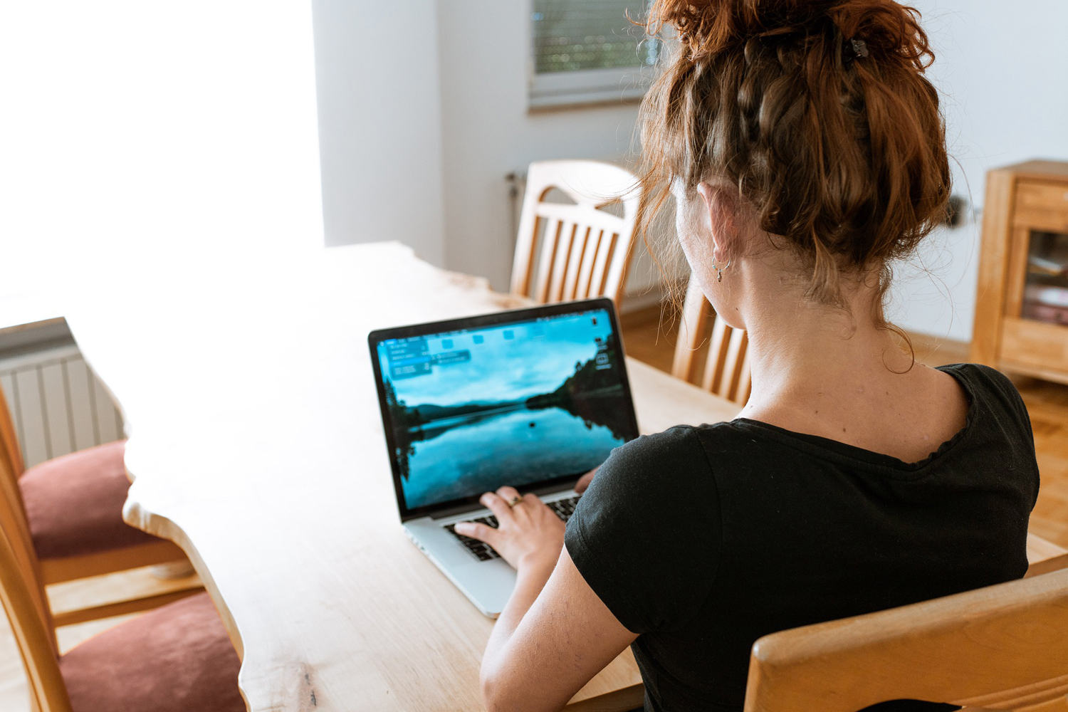 teletrabajo una mujer practica home office con un ordenador portátil