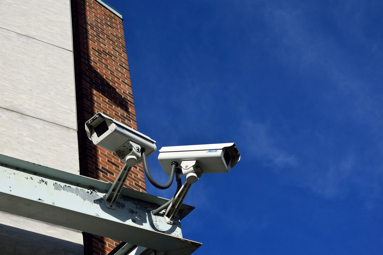 videovigilancia cámaras en el exterior de un edificio