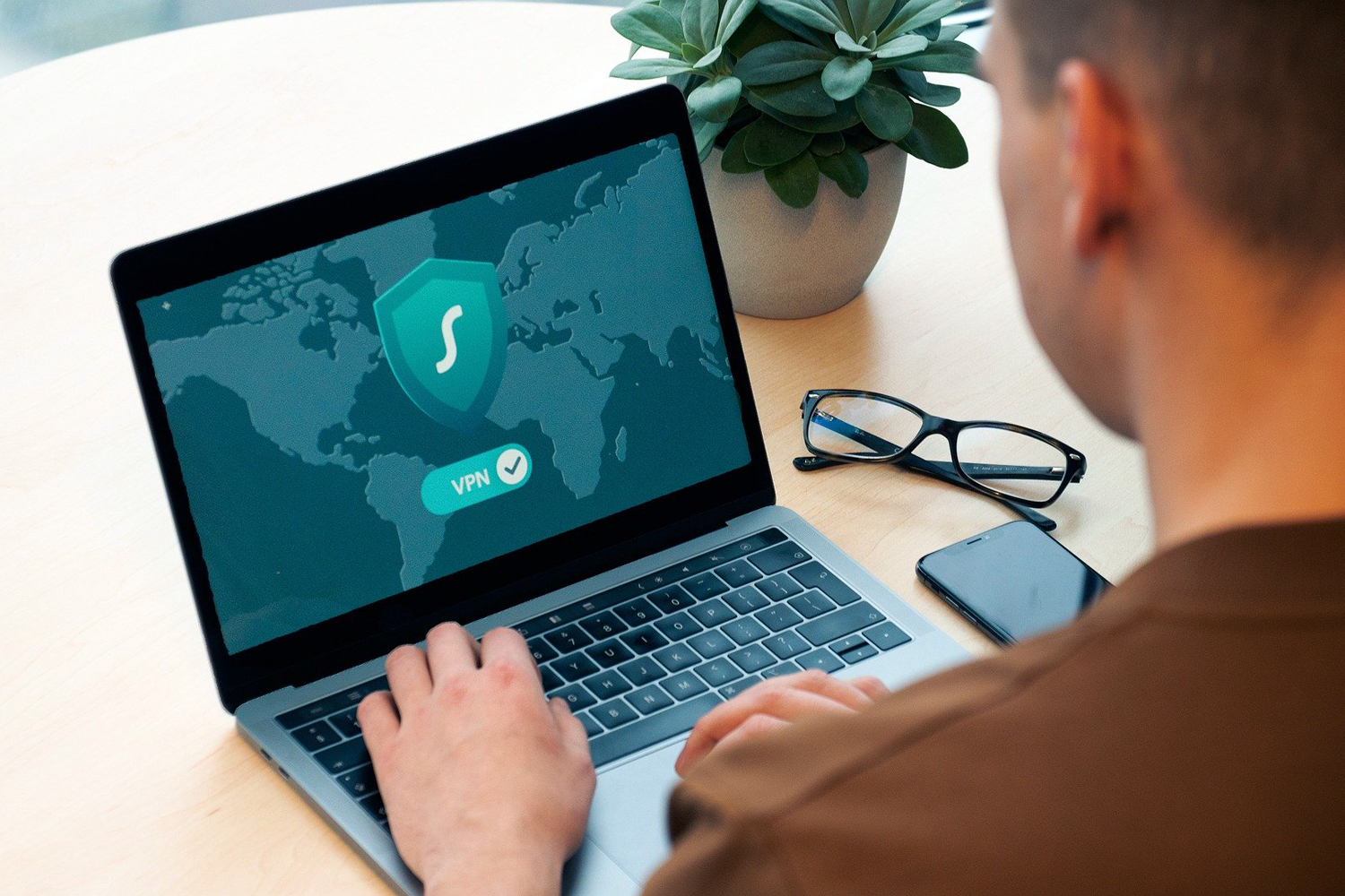 ciberseguridad VPN en un ordenador portátil