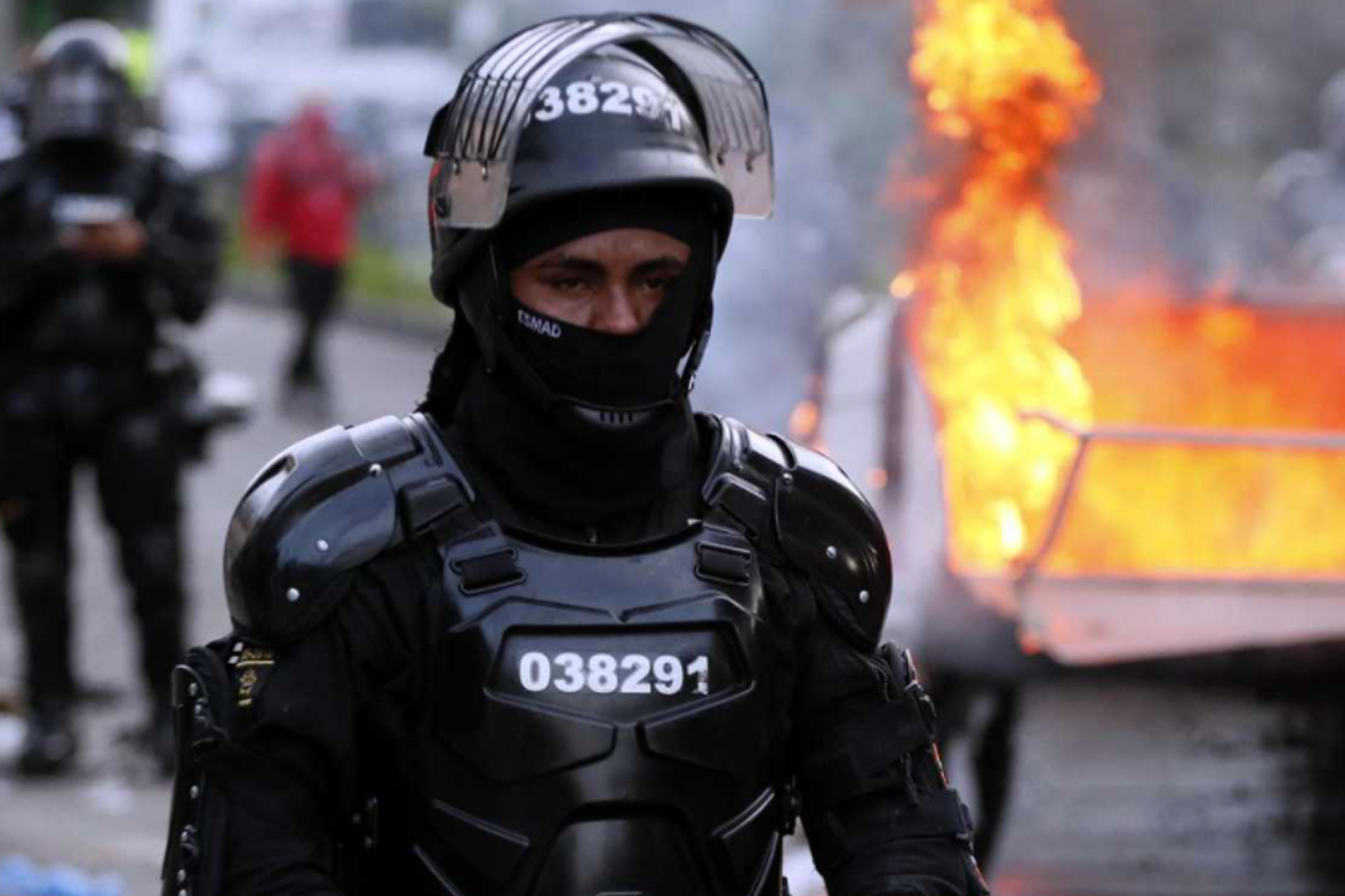 Un policía en las calles de Bogotá durante unas protestas ciudadanas