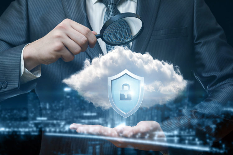 seguridad en la nube un directivo observa la seguridad cloud con una lupa