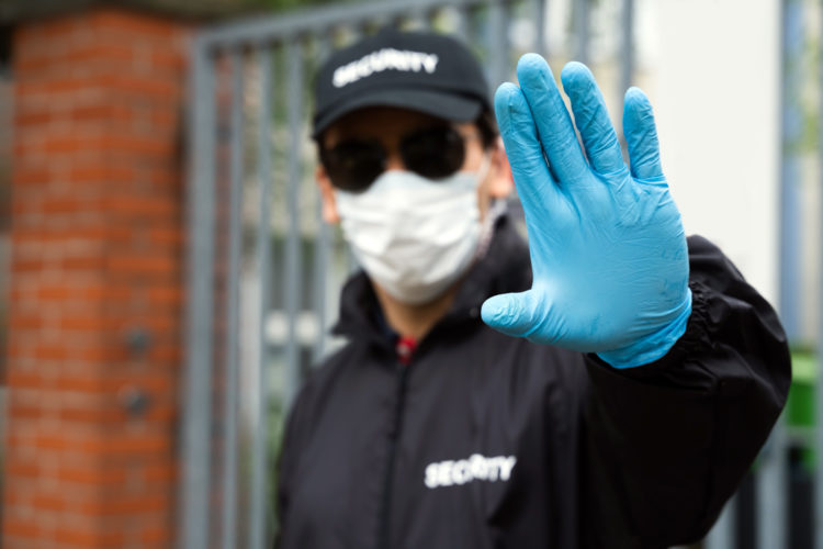 guardia de seguridad privada con mascarilla