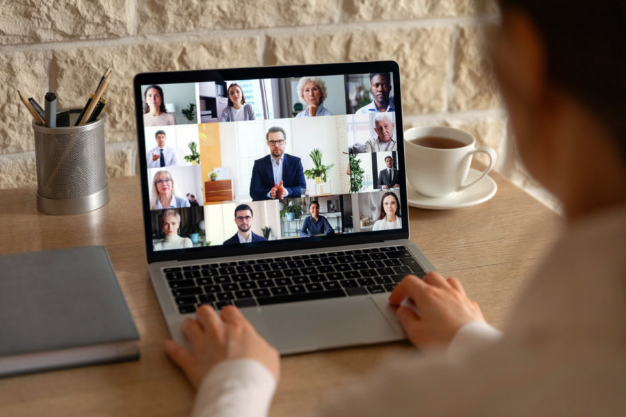 Un hombre utiliza una plataforma de videoconferencia