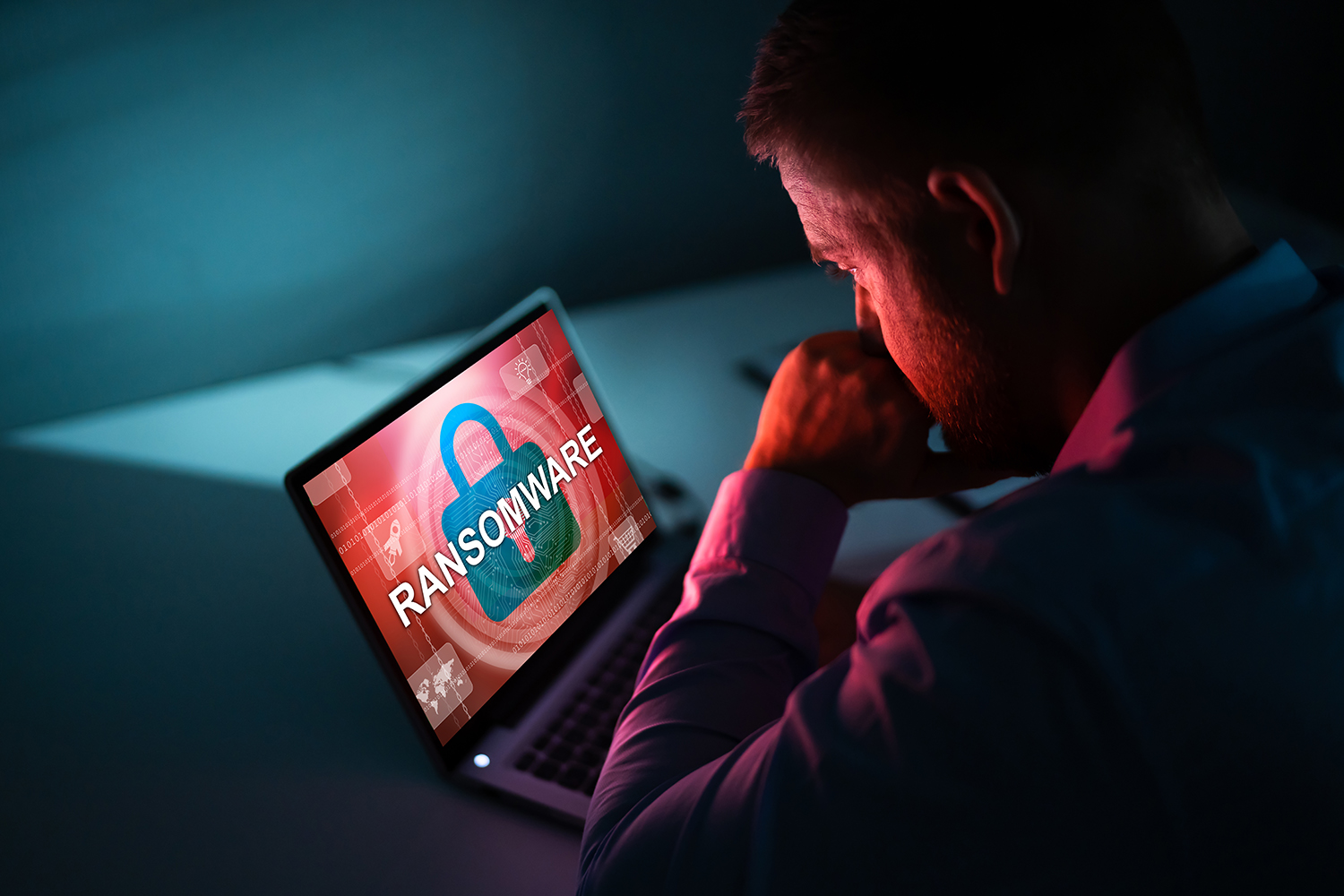 ciberseguridad un hombre víctima de ransomware contempla la pantalla de su ordenador