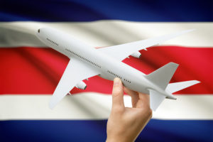 seguridad aeroportuaria avión y bandera de Costa Rica