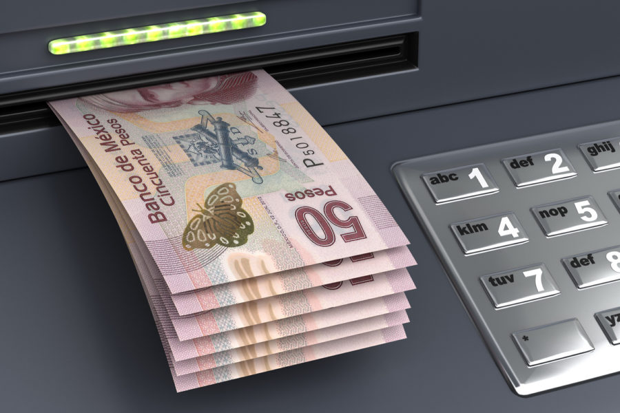 seguridad bancaria billetes de 50 pesos mexicanos en un cajero automático