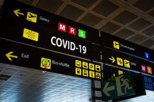 seguridad aeroportuaria panel COVID-19 aeropuerto