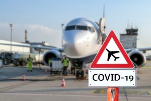 seguridad aeropuertos un avión y una señal de COVID-19