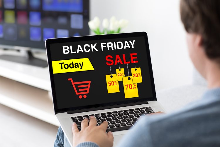 Un consumidor consulta las ofertas del Black Friday en su ordenador