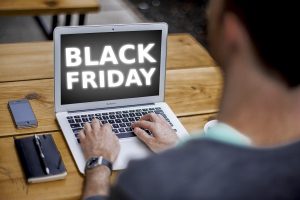 un consumidor utiliza su ordenador portátil en el Black Friday