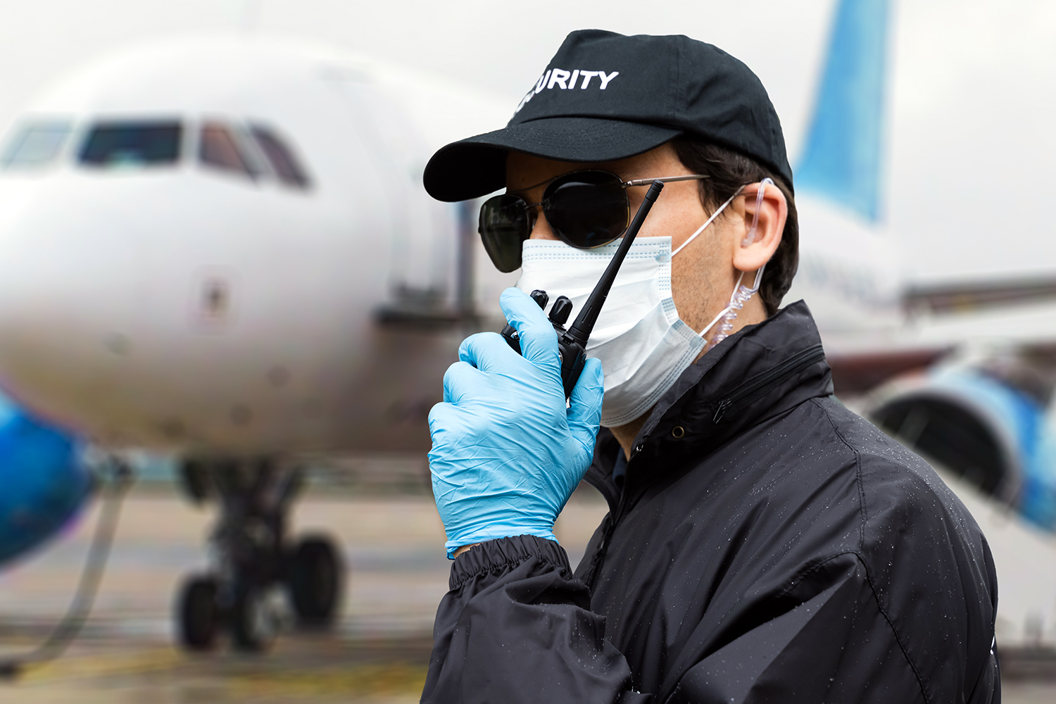 seguridad privada un vigilante en un aeropuerto