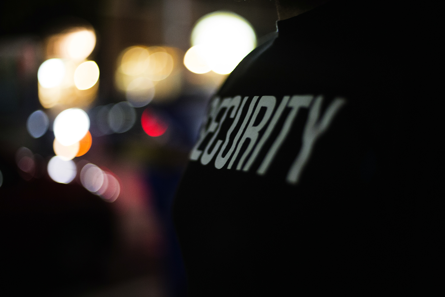 Día del Guarda de Seguridad Un vigilante de seguridad privada presta servicio nocturno
