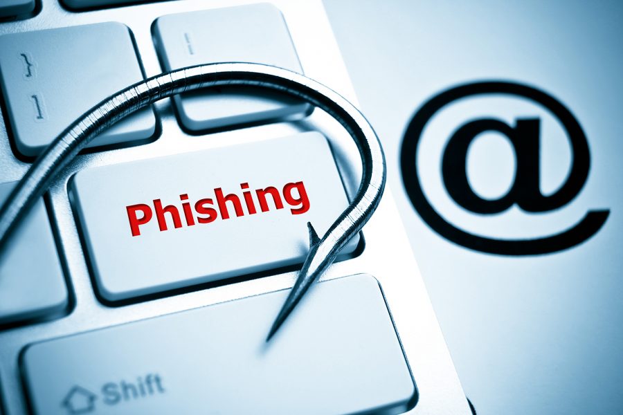 Phishing teclado de ordenador y signo de arroba correo electrónico