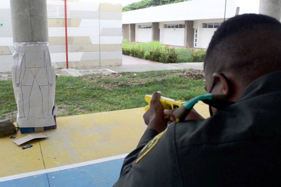 armas no letales un policía colombiano maneja una pistola taser