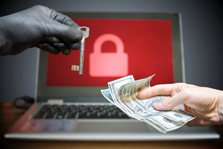 ciberseguridad un hombre paga un rescate de ransomware