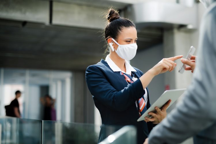 bioseguridad trabajadora de un aeropuerto con mascarilla