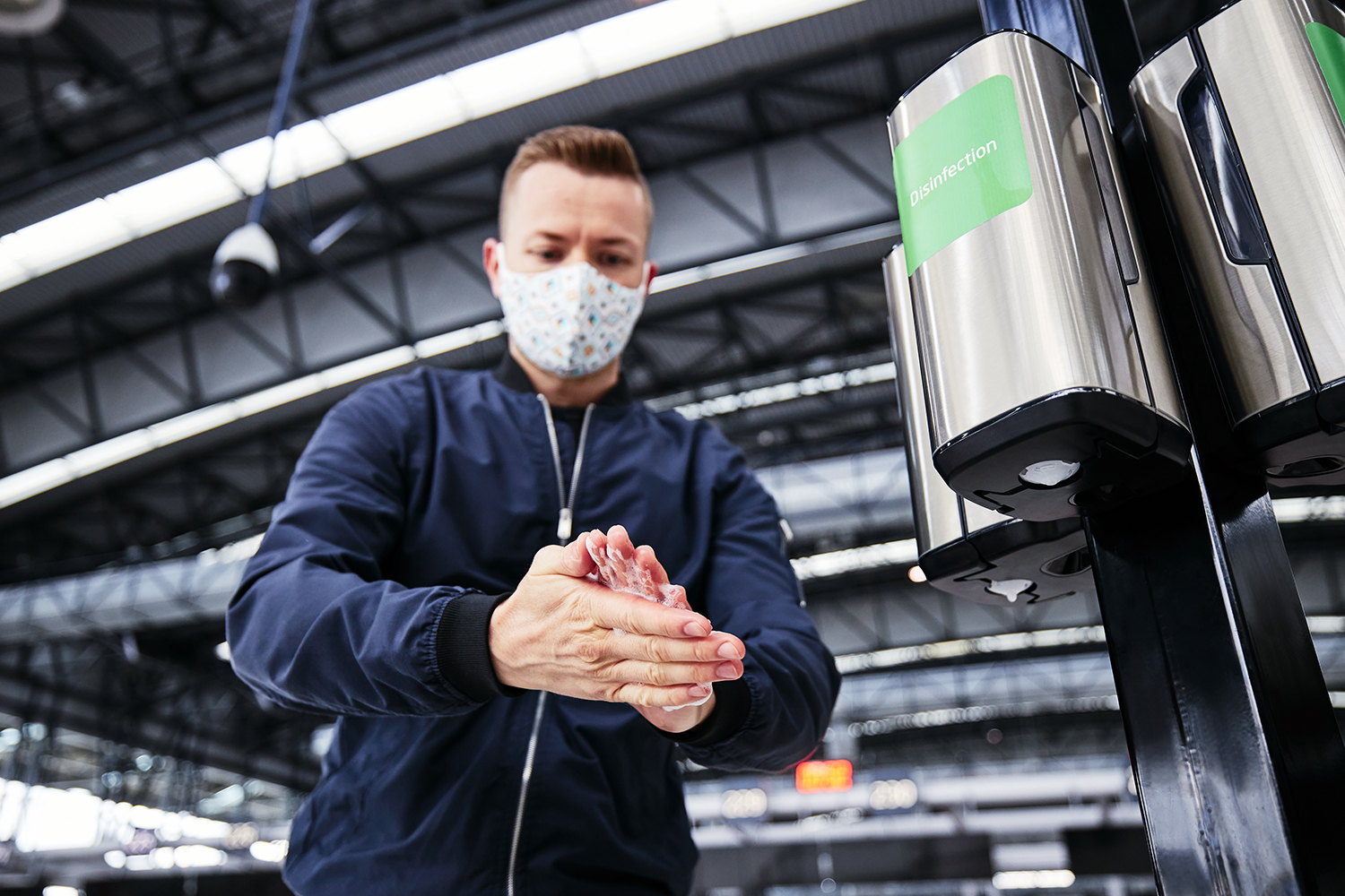 seguridad aeropuertos dispensador de gel hidroalcohólico