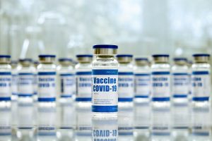 frascos de la vacuna de la COVID-19