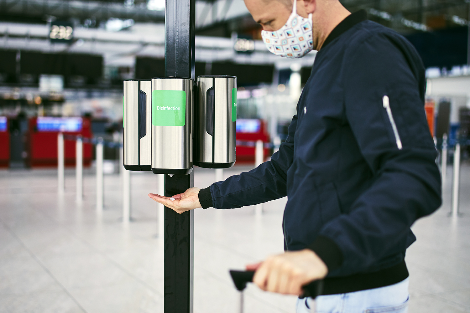 aeropuerto gel hidroalcohólico sin contacto en infraestructuras críticas