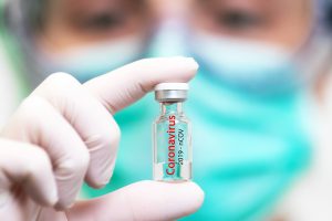 un profesional de salud sostiene una vacuna contra la COVID-19