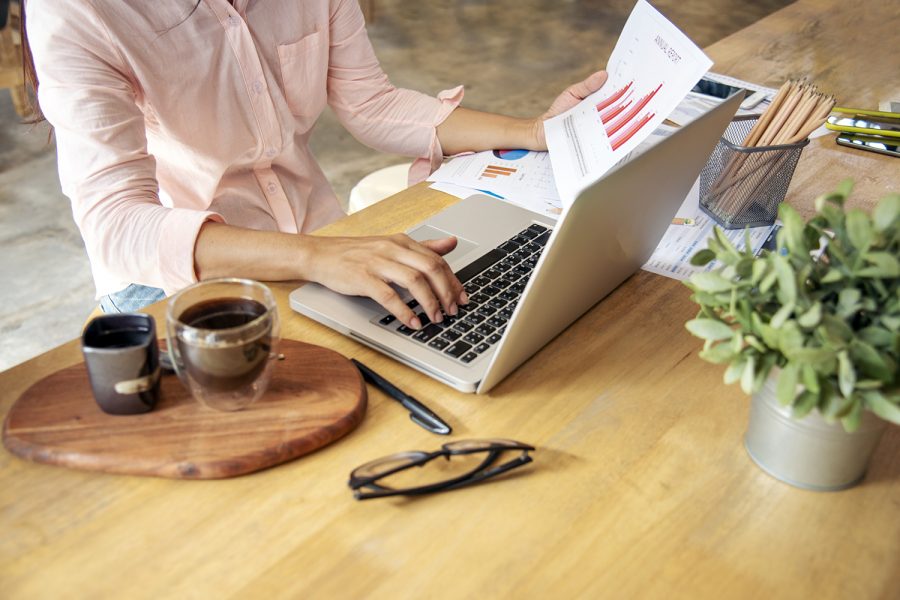 una mujer practica teletrabajo con su ordenador portátil