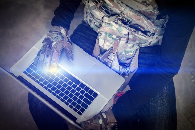 un ciberterrorista utiliza su ordenador portátil
