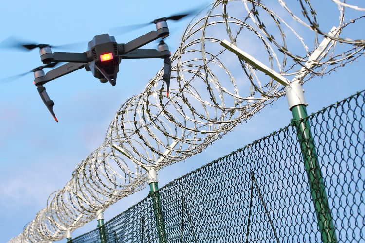 un dron sobrevuela una infraestructura crítica