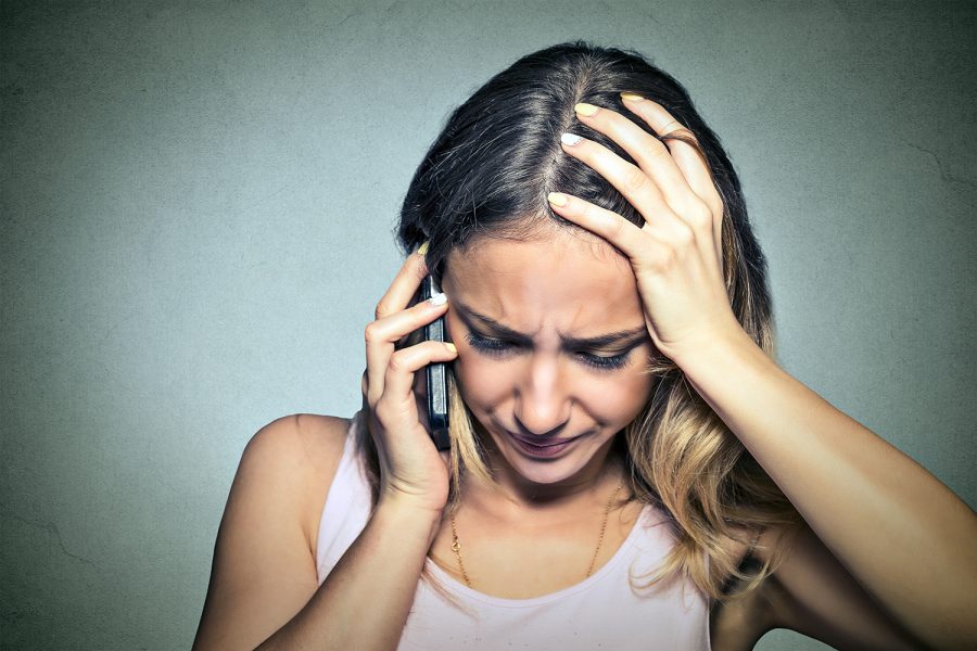una mujer es víctima de una extorsión telefónica