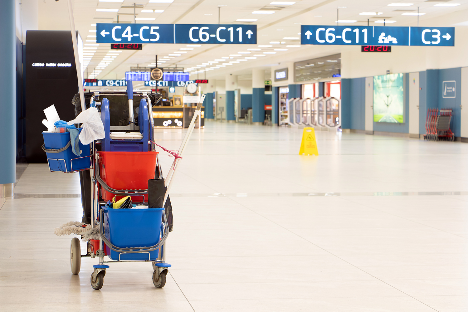 seguridad aeroportuaria carro de limpieza en un aeropuerto