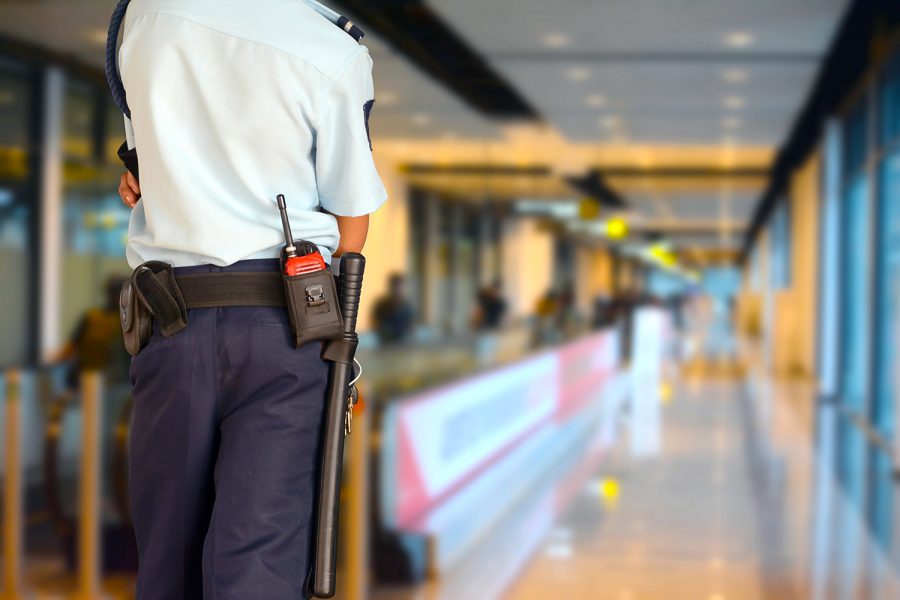 Un vigilante de seguridad privada en el pasillo de un aeropuerto