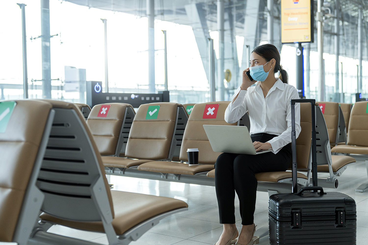 seguridad de la aviación civil una viajera en el aeropuerto