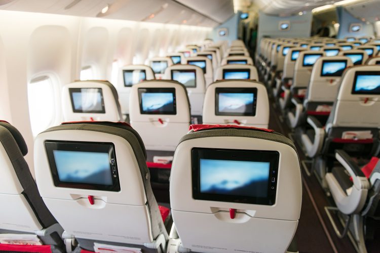 asientos con pantallas de la cabina de un avión