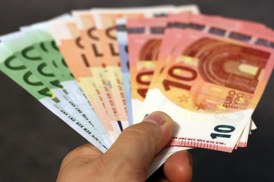 un hombre sostiene billetes de euro en su mano