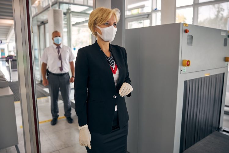 una mujer en un control de seguridad de un aeropuerto