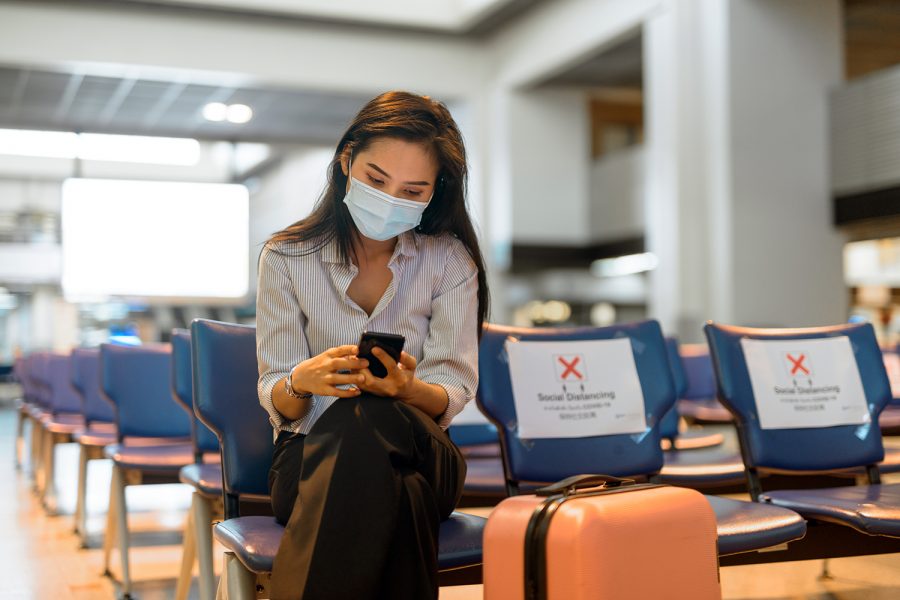una mujer utiliza su smartphone en un aeropuerto