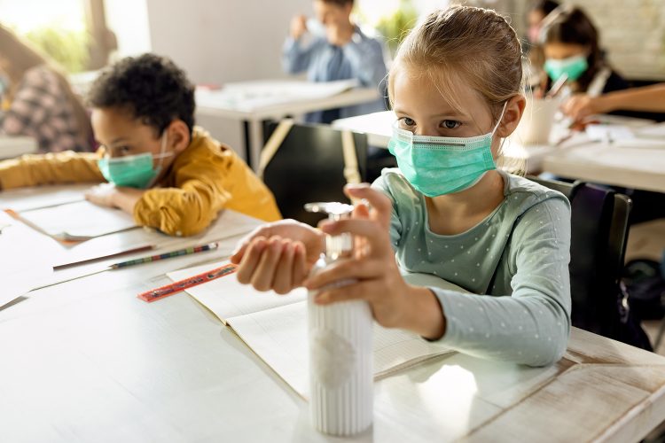 niños con mascarilla en un colegio