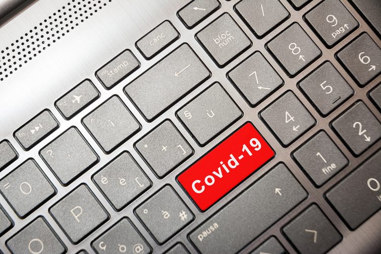 teclado de ordenador con tecla de COVID-19
