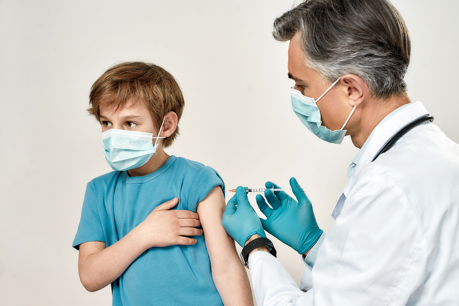 niños con mascarilla y vacuna contra el coronavirus