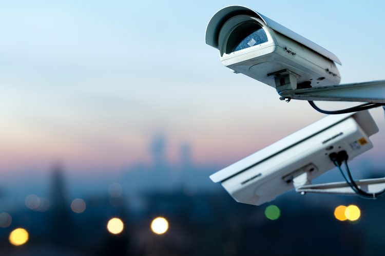 cámaras de videovigilancia con una ciudad al fondo